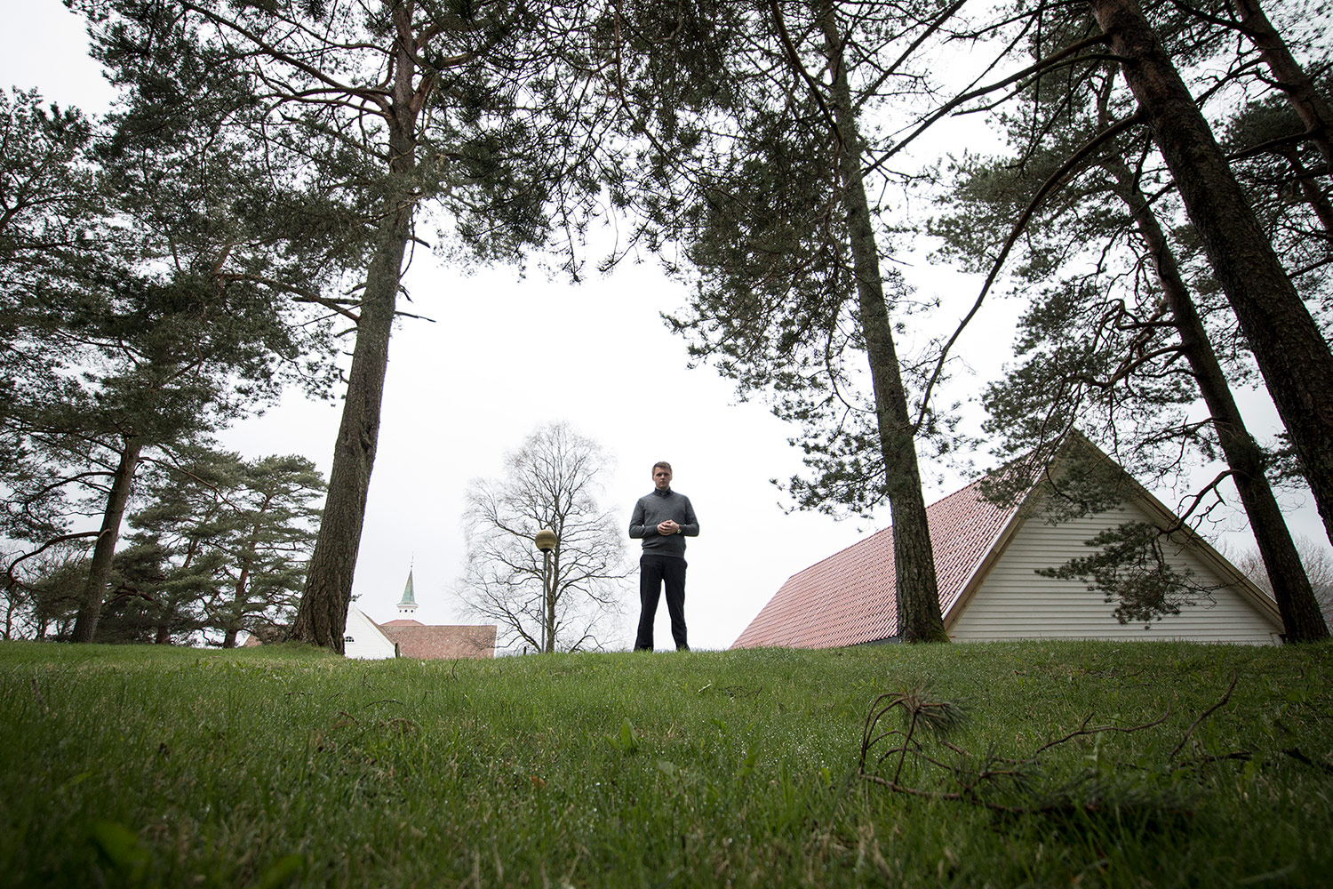 IMG_1575-Erik_Lande_utenfor_Lyngdal_Kirke