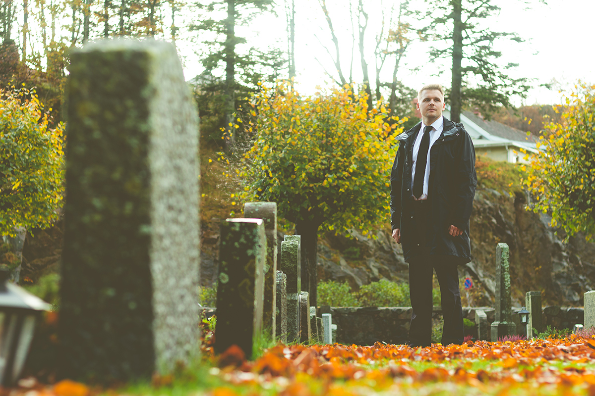 Erik Lande på kirkegården 2