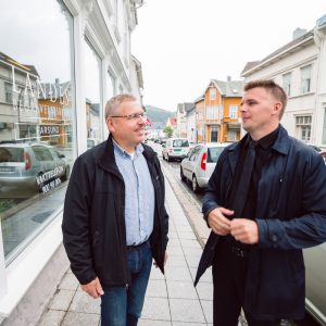 Svein og Erik Lande prater sammen