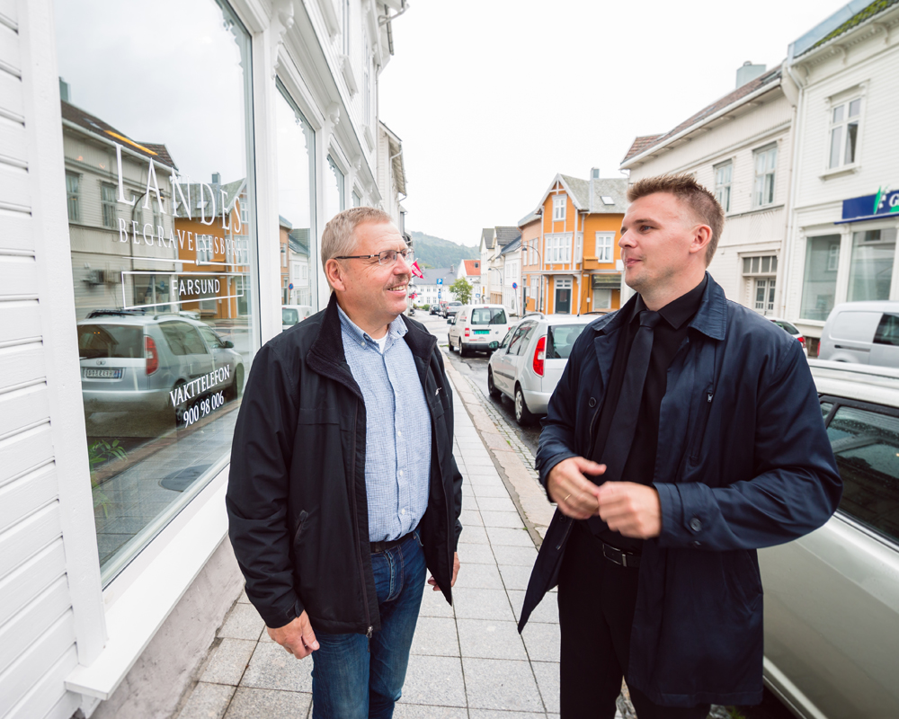 Svein og Erik Lande prater sammen